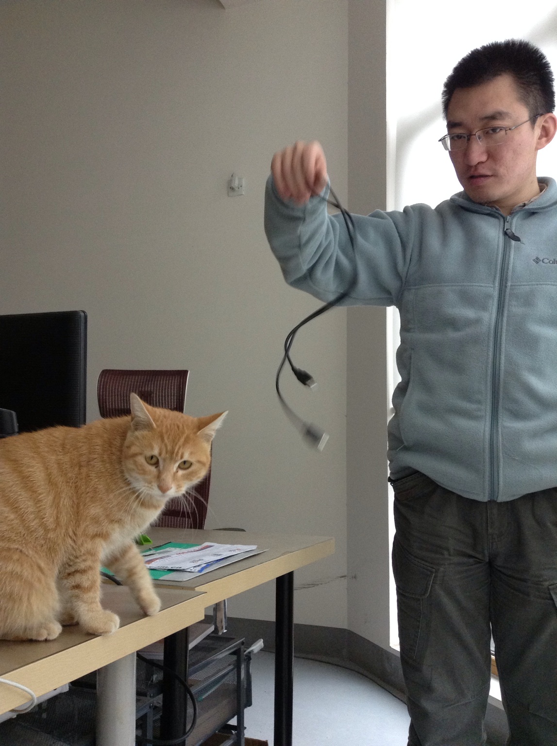 后面的犬叔太天真，随便拿个USB线就想逗我玩！没门儿〜喵〜 with Joe, Stony, and Googol at 子时正刻 – View on P...