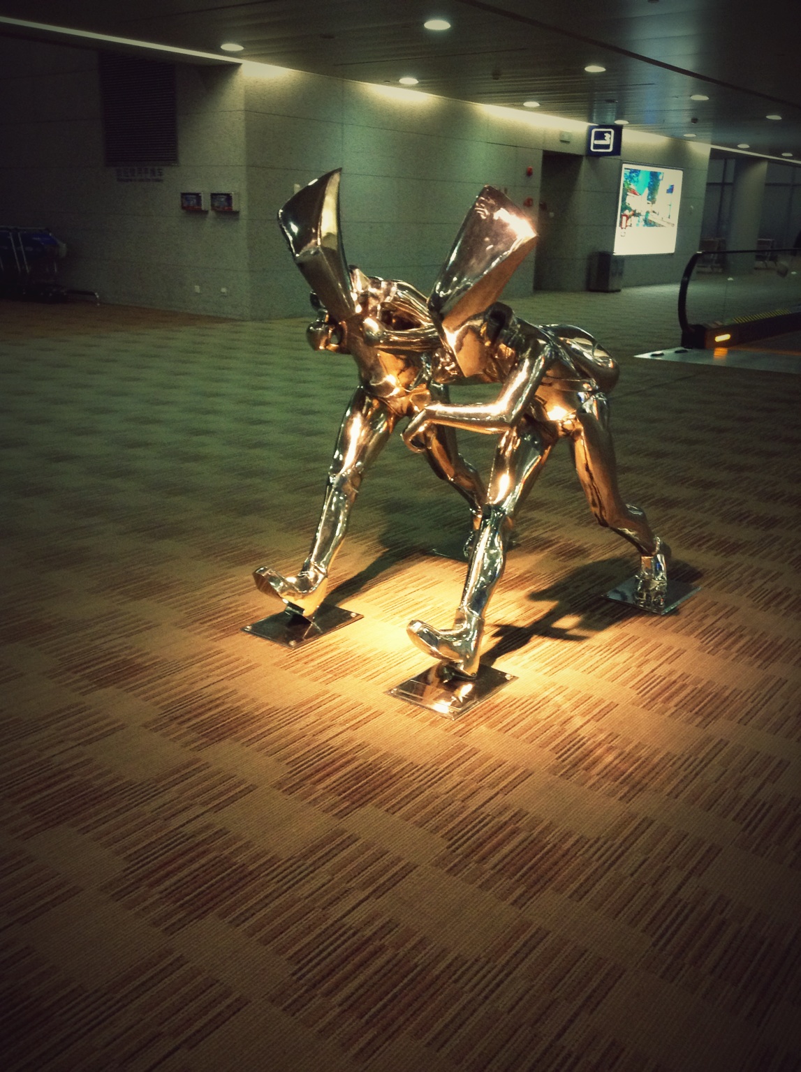 每次看到PVG的这个雕塑，就感觉三体人大概就是这个样儿。 at Shanghai Pudong Int