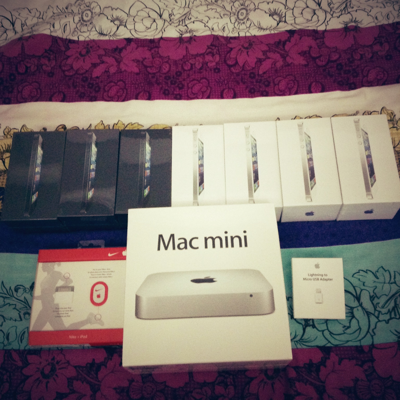 iPhone 5 的盒子好漂亮嘛。朋友们，除去王钊的，我还是需要拆一个。既然霍炬没有处女情结，我就不客气拆你的好了。OK？有划痕别介意！哈哈！ with...
