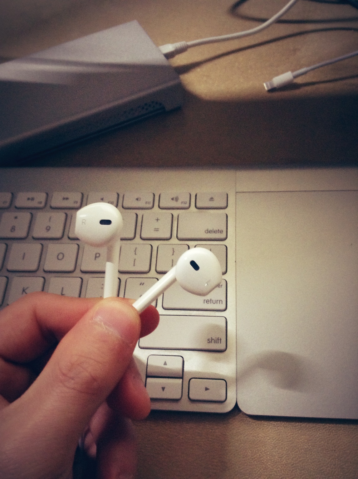 大家觉得这个角度象蜗牛不？谢谢楠哥，谢谢Stony让我免费得了一个EarPods！终于可以在街上用iPad mini通话咯！话说Apple真的很鸡贼，iP...