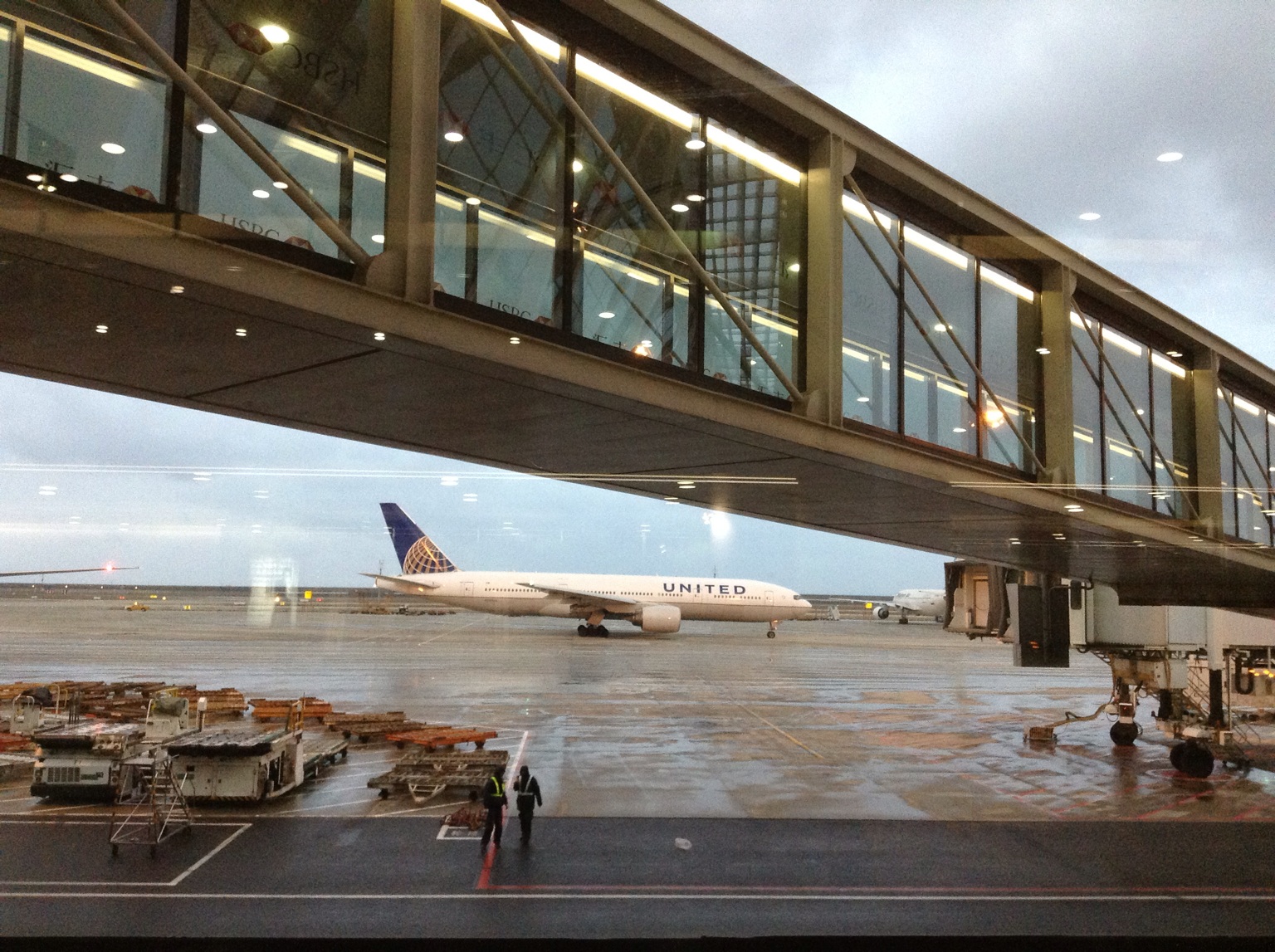 怀着激动的心情，等飞机回家。 at Shanghai Pudong Int