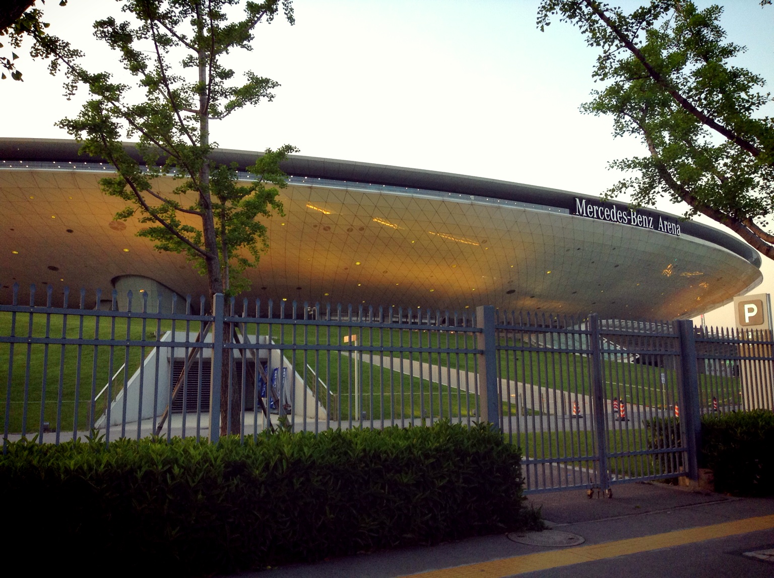 来听雅尼音乐会，人好多，黄牛也好多。 with Joe at 梅赛德斯奔驰文化中心 | Mercedes-Benz Arena – View on Path .
