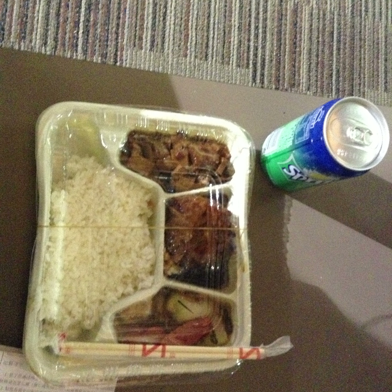 延误接近3小时，航空公司派饭了。共享代码的除了我买的深航还有吉祥，同一个航班，吉祥连这破饭都没有…… at Shanghai Pudong Int