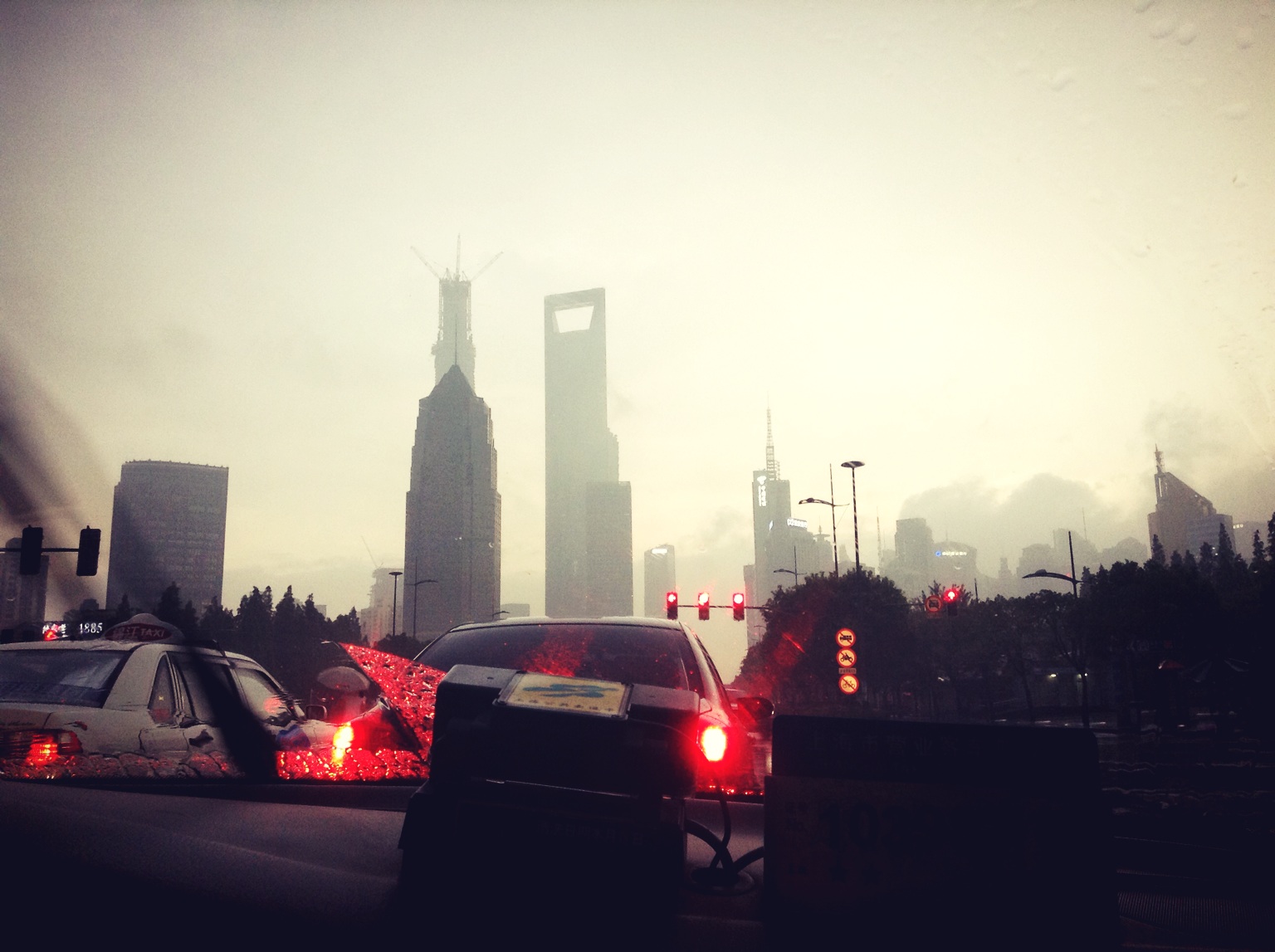 冒着滂沱大雨去看超人脱掉内裤。 with Googol and U0391 – View on Path .