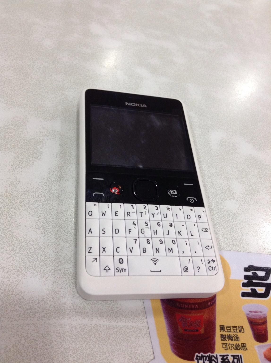#Nokia Asa 210 做得相当差，彻底解毒了。 with U0391 and Stony at 食其家 – View on Path .