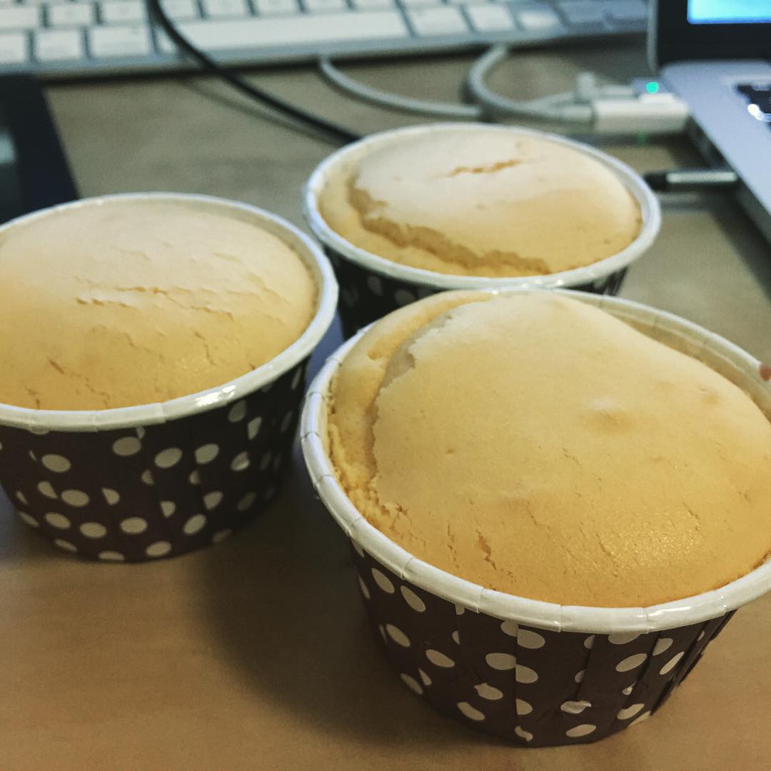 深夜老婆做 cheese cake，剩下三个蛋黄。于是变成小蛋糕了。我被迫宵夜了。😄 (at 深圳龙岗)