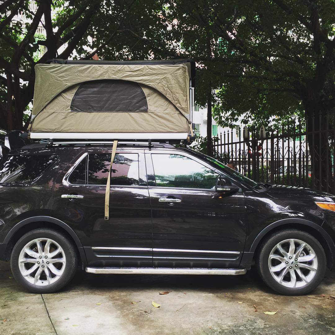 Ford Explorer 安装车顶帐篷。背面。😄
