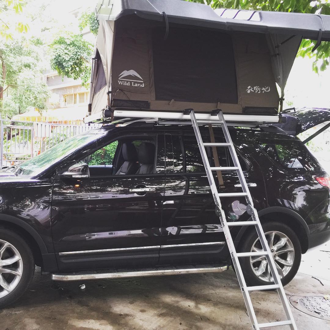 Ford Explorer 安装车顶帐篷。正面。😄