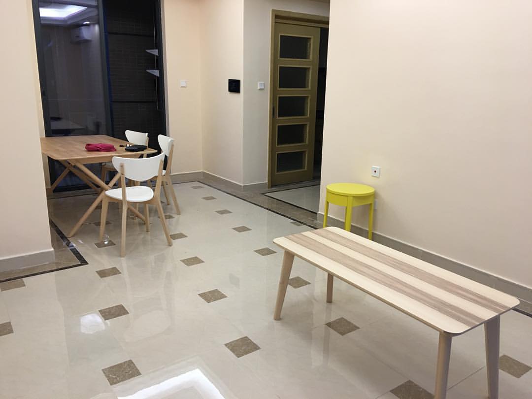 新家建设中，两厅。用了宜家的便宜桌子和茶几。就那个黄色的沙发边桌比较奢侈，😄。沙发还没做好。地板比较丑，开发商铺的，我想换掉，但是最近已经没钱了。等一阵吧...