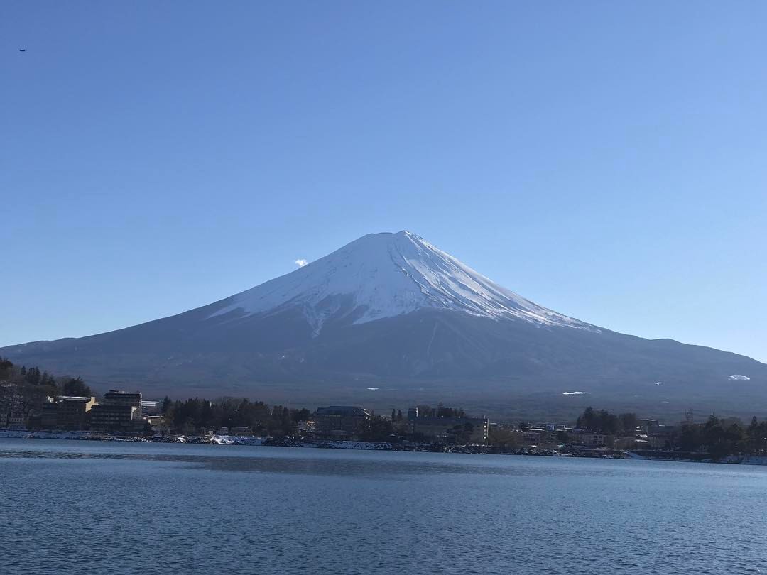 就来看一眼，拍张照走了。冷傻我了。满地都是雪。 (at 富士山·ふじさん河囗湖)