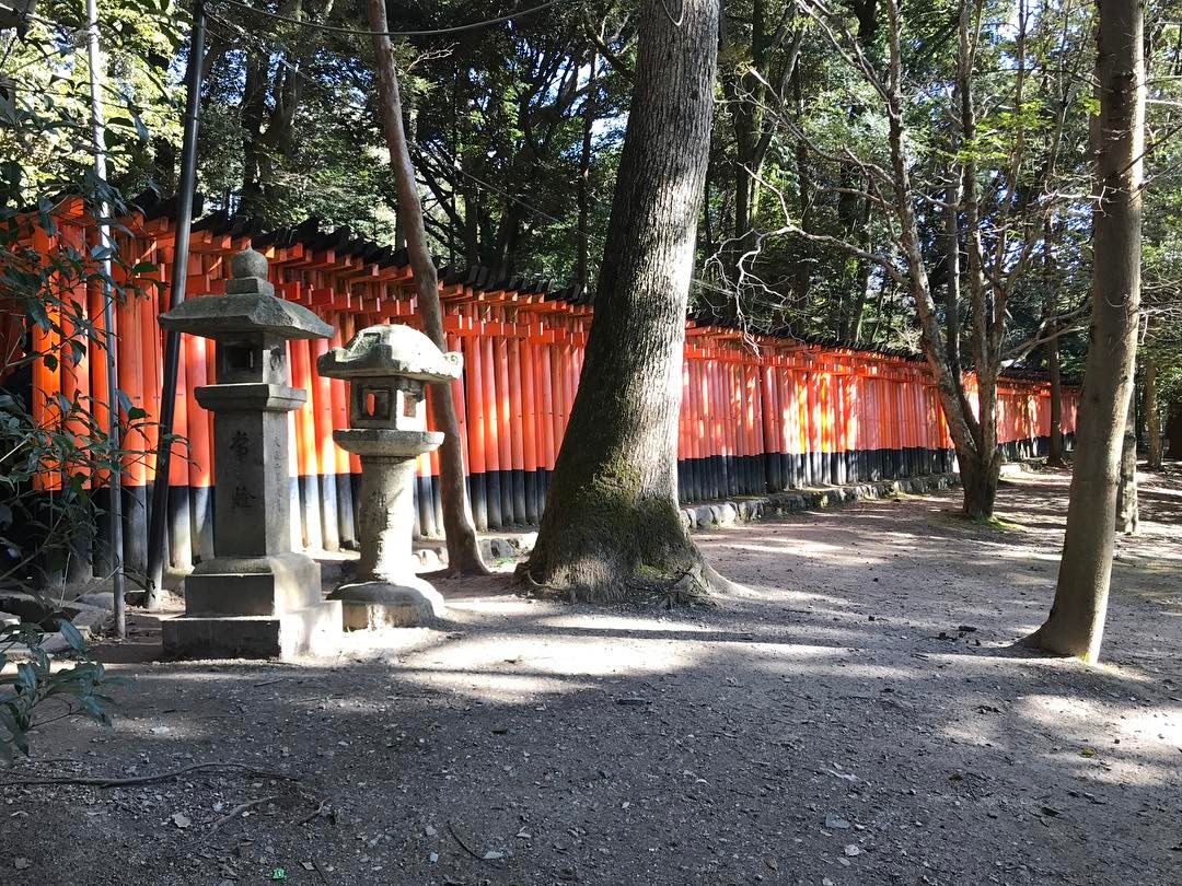 里面人很多，只能从外面拍了。 (at Fushimi-Inari Temple, Kyoto, Japan)
