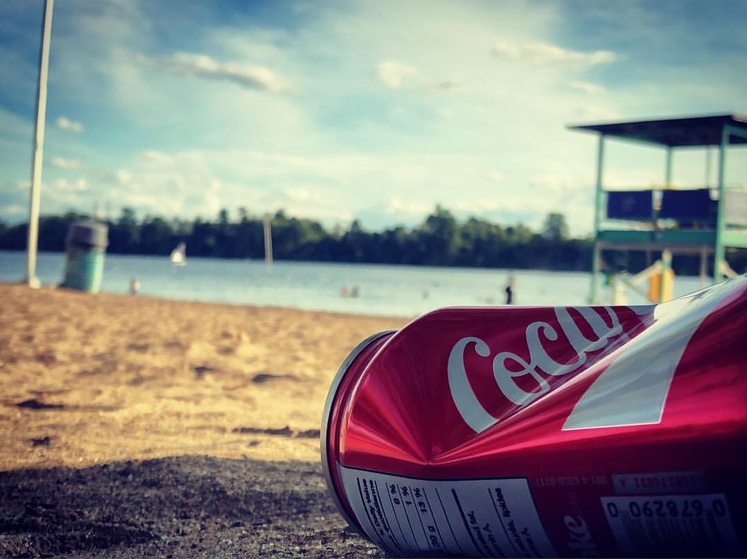 长周末最适合就是到湖边喝杯汽水，打个盹了。😪 (at Mooneys Bay Beach) https://www.instagram.com/p/BnR...